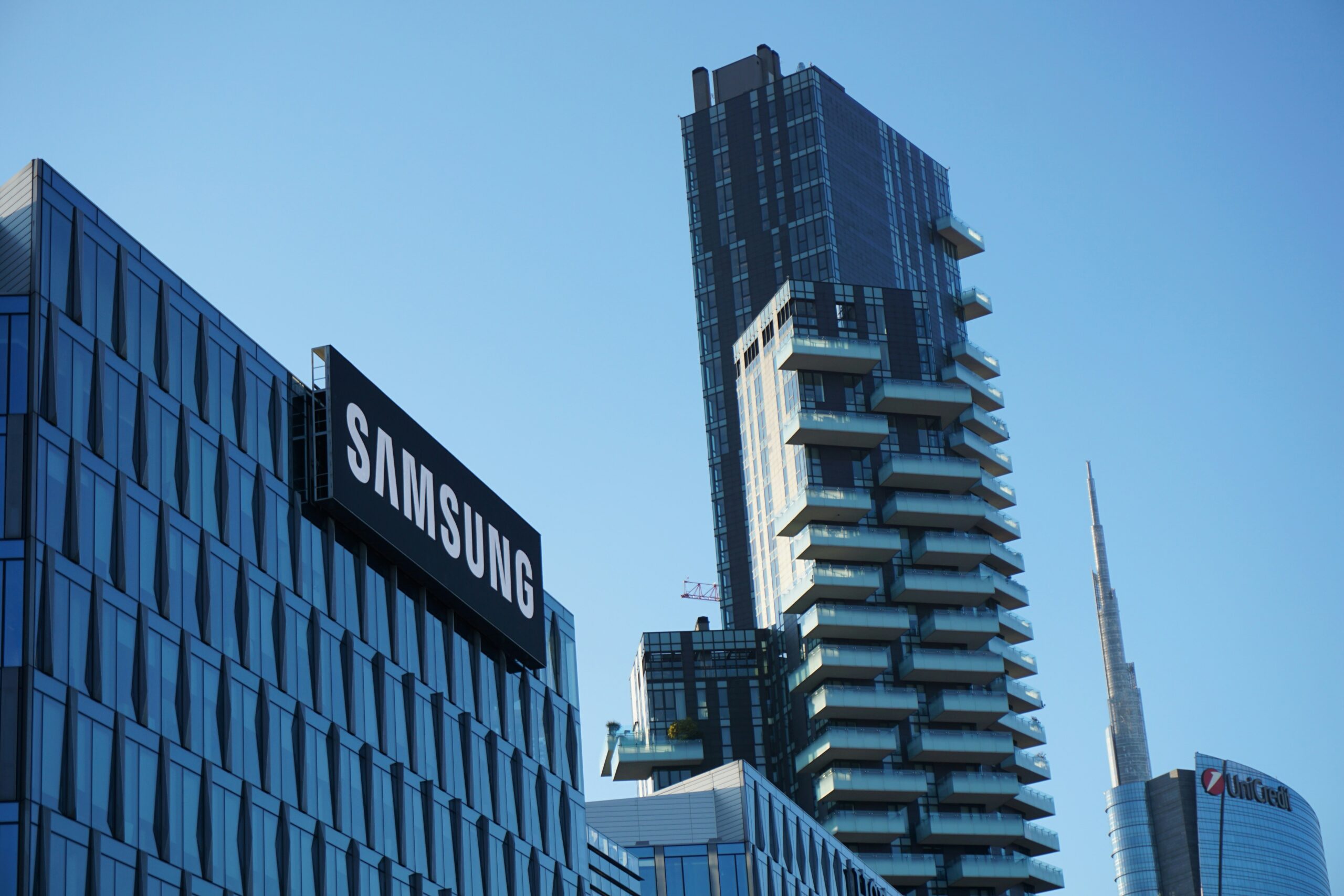 Samsung Galaxy S25 Edge: The Tri-Fold Smartphone That’s Changing the Game